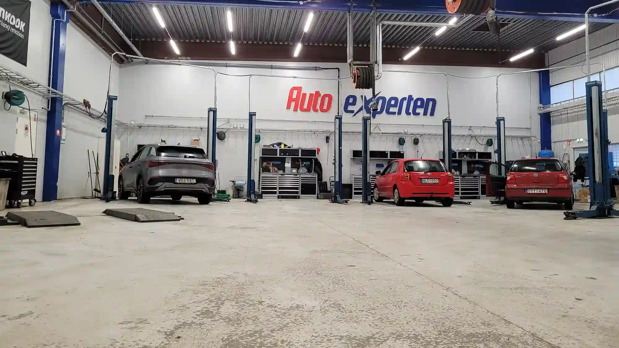 Insidan av verkstaden hos BrumBrum Bilverkstad