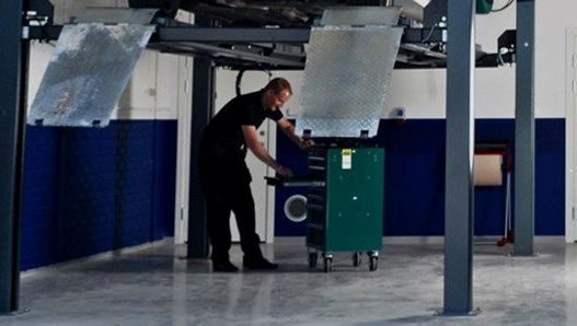 Person som arbetar på BrumBrum Bilverkstad
